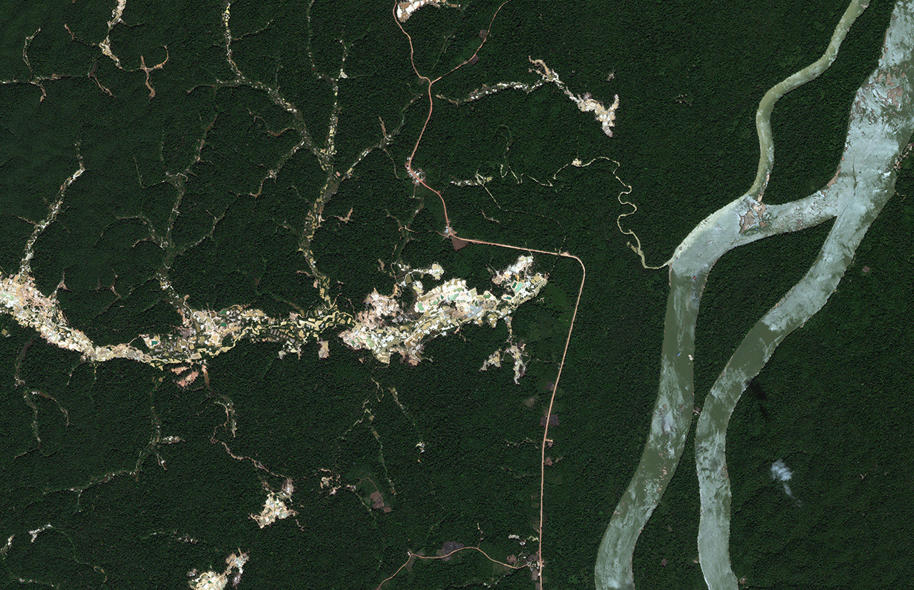 Small scale gold mining at the Merian region, nearby the Marowijne river. Imagery courtesy of DigitalGlobe (2012).