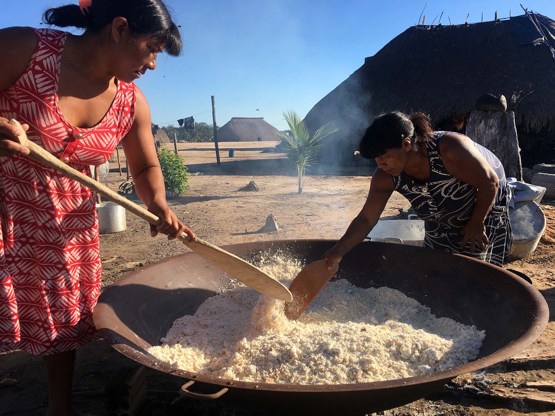 livlihoods-Brazil_farinha Brazilian women cooking