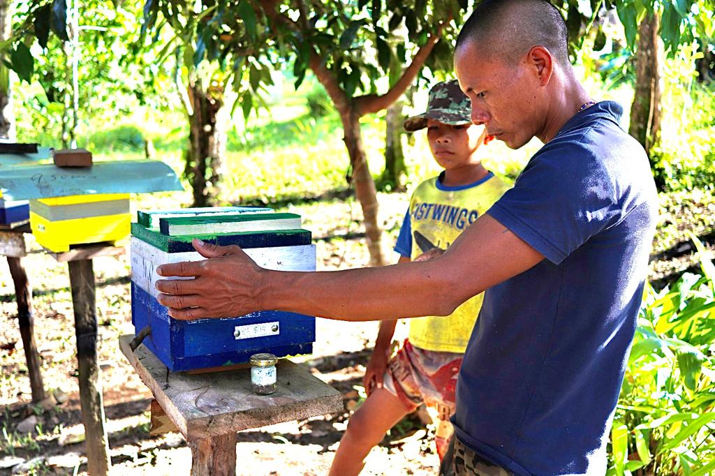Ruben Sinkara, one of the first participants in the bee project in southern Suriname, now has a key role as a leader in bee-related activities in his village, Kwamalasamutu.