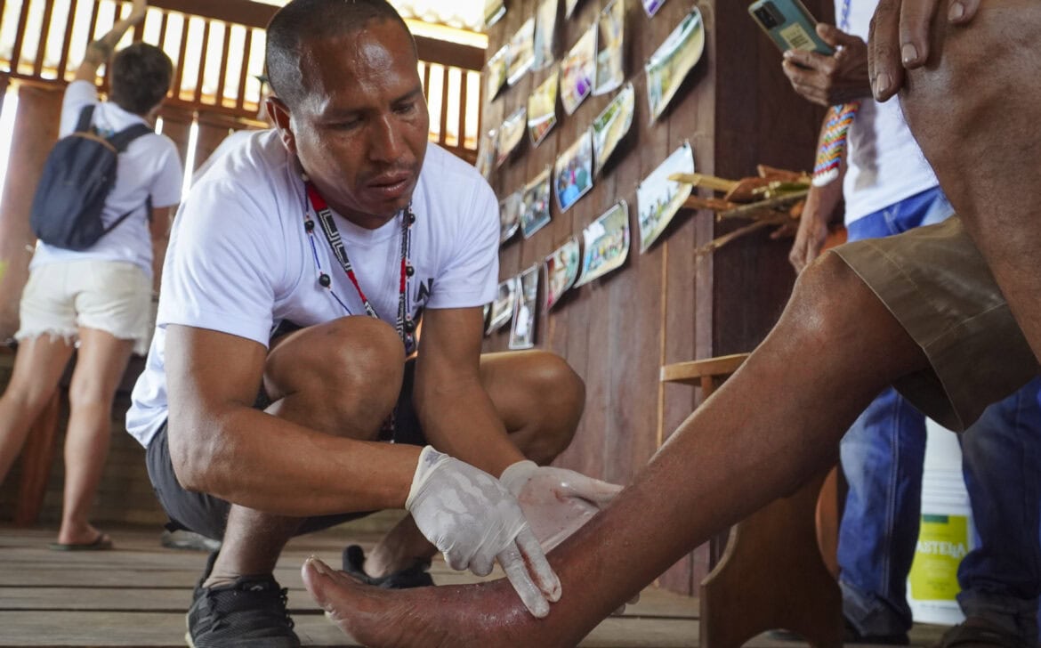 Indigenous community healer treating a patient in the new Kapai and Aretina Knowledge Guardians Center. Photos by Amanda Lelis