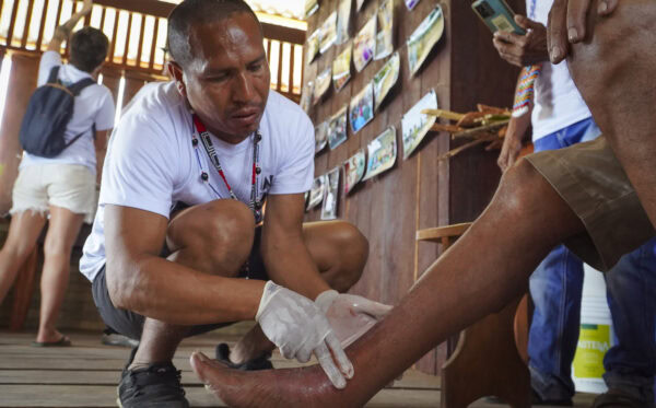 Indigenous community healer treating a patient in the new Kapai and Aretina Knowledge Guardians Center. Photos by Amanda Lelis