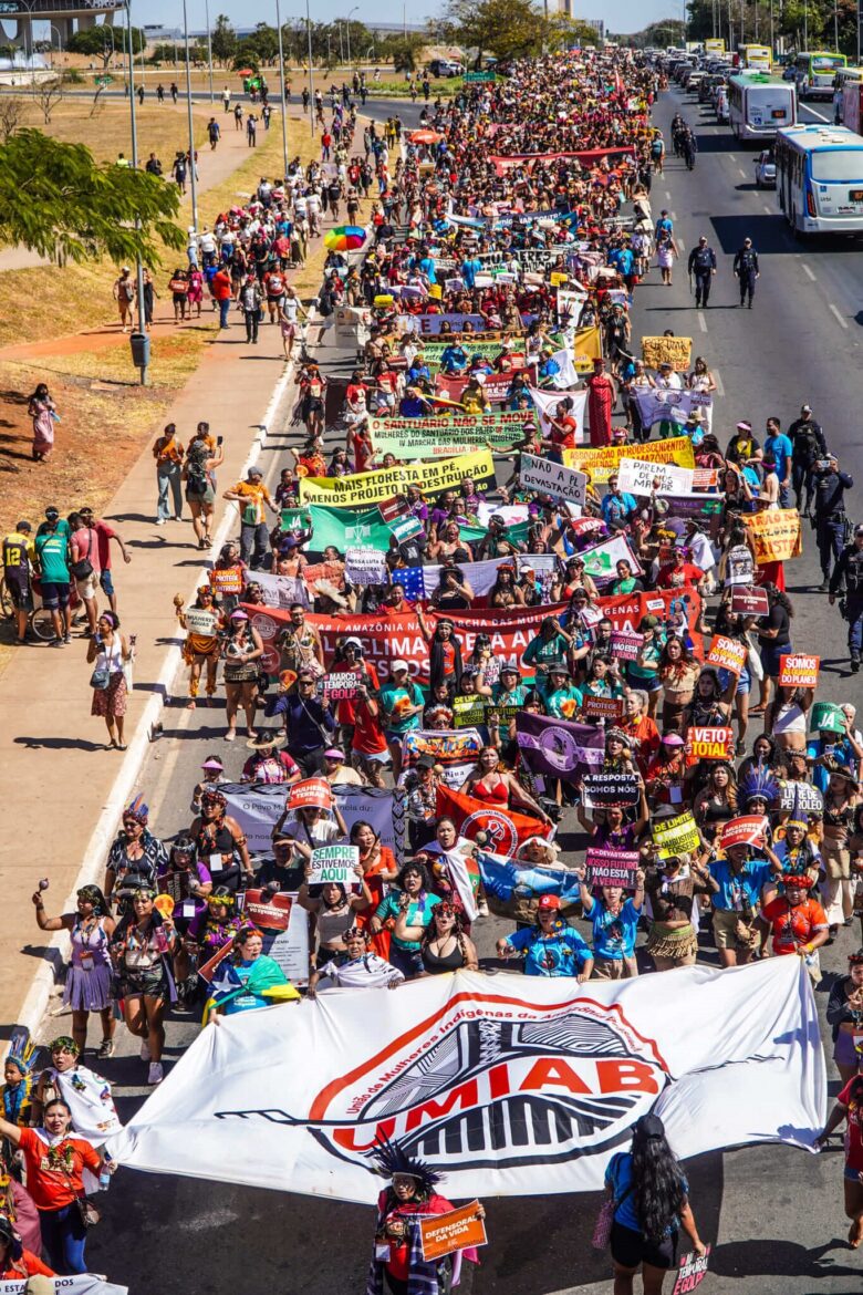 Brasília was transformed into an ancestral sea.
