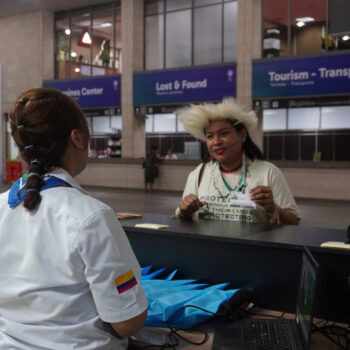 COP 16 Angela Kaxuyana entrando en COP16 Zona Azul
