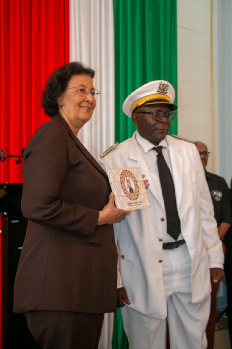 Granman Matawai and Suriname's President receiving the Matawai Fiti Plan