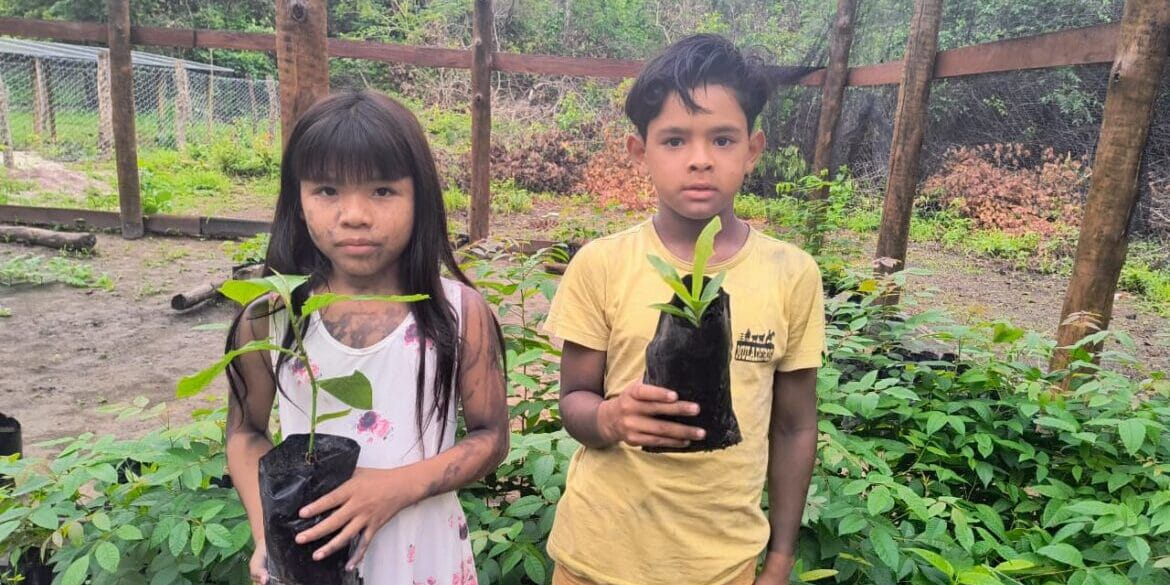 Ãwa children hold seedlings for planting.