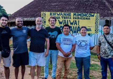 Wai Wai Indigenous people and the ACT-Brasil team | Photo: Ricardo Rey Londoño / ACT-Brasil Archive